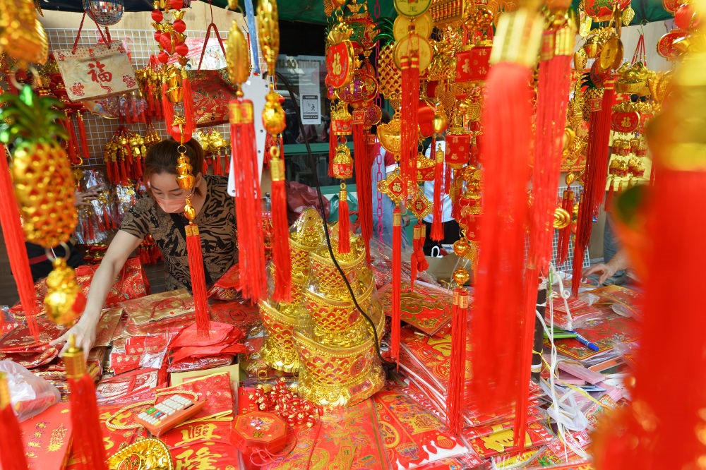 一名商販在泰國曼谷唐人街的攤位上擺放春節(jié)飾品。新華社發(fā)（拉亨攝）