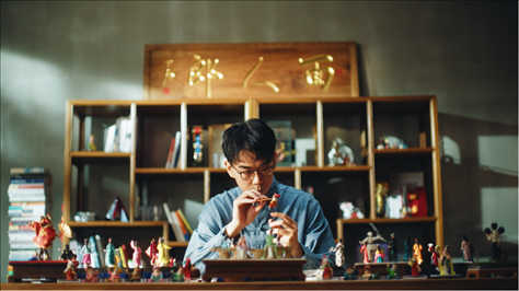 郎佳子彧通過短視頻直播，讓更多人關(guān)注并喜歡捏面人。受訪者供圖