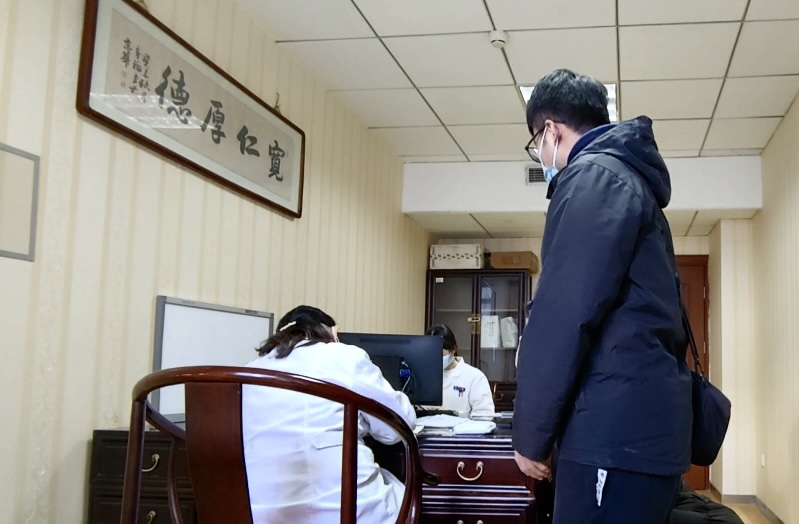 陪診師大飛陪同來京就診的患者在醫(yī)院問診。人民網(wǎng)記者 任妍攝