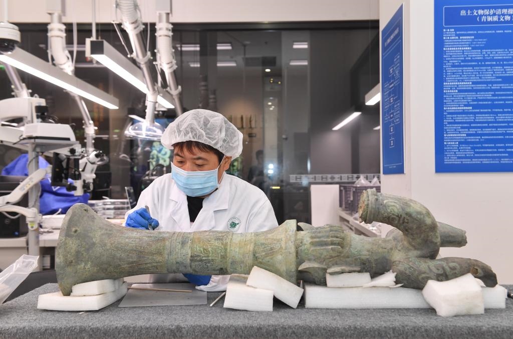 在三星堆博物館文物保護(hù)與修復(fù)館內(nèi)，工作人員在對(duì)文物進(jìn)行清理。新華社記者劉坤 攝