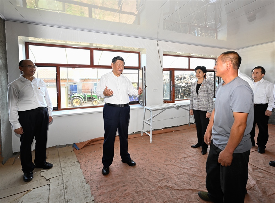 2023年9月7日，在遭受洪澇災(zāi)害的黑龍江尚志市老街基鄉(xiāng)龍王廟村，習(xí)近平總書記走進(jìn)村民楊春貴家中，察看受損房屋修繕情況。