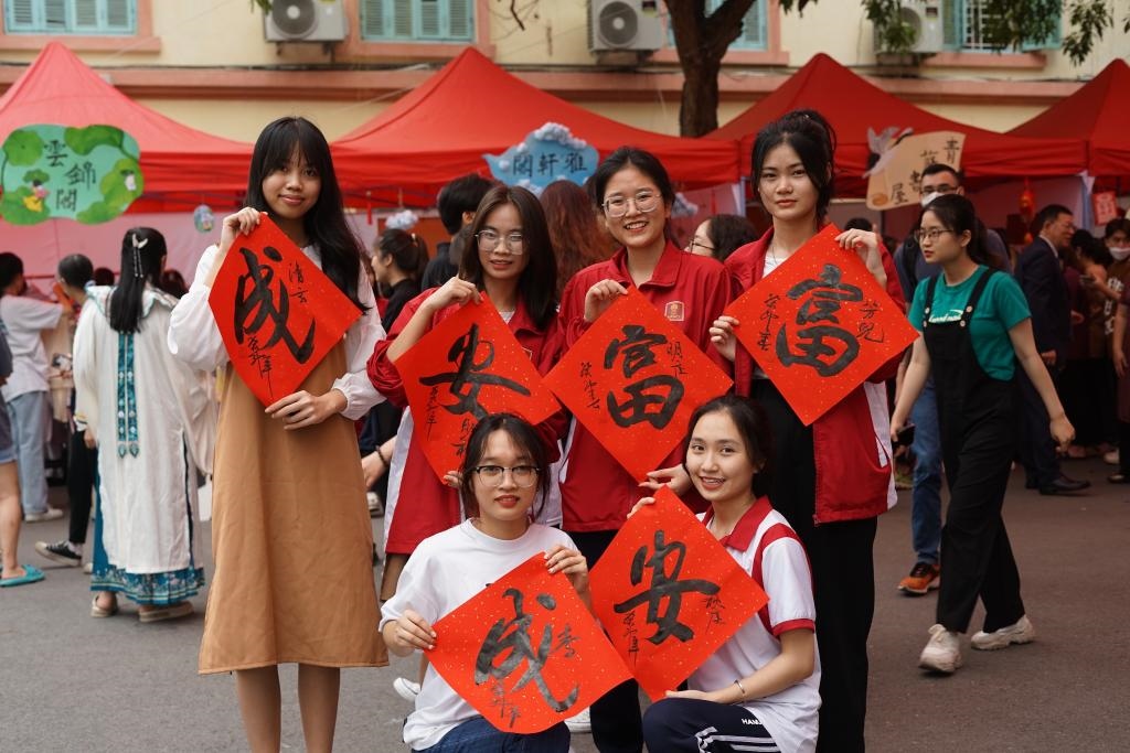 2023年4月21日，在越南河內(nèi)大學(xué)孔子學(xué)院，越南大學(xué)生展示漢字書法作品。新華社記者胡佳麗攝