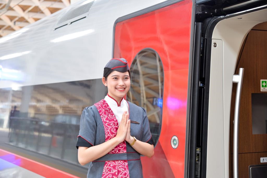 12月12日，乘務(wù)人員在印度尼西亞雅加達(dá)的哈利姆車站站臺(tái)歡迎乘坐雅萬(wàn)高鐵的乘客。新華社記者徐欽攝