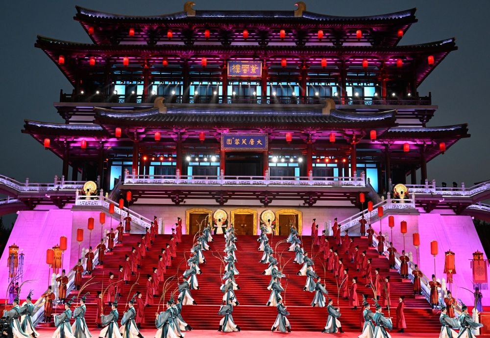 這是2023年5月18日在陜西省西安市大唐芙蓉園拍攝的中國—中亞峰會(huì)歡迎儀式。新華社記者 申宏 攝