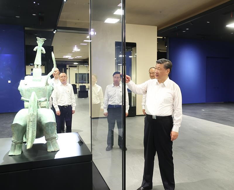 △2023年7月26日，習(xí)近平總書記在位于四川德陽市廣漢市的三星堆博物館新館參觀。