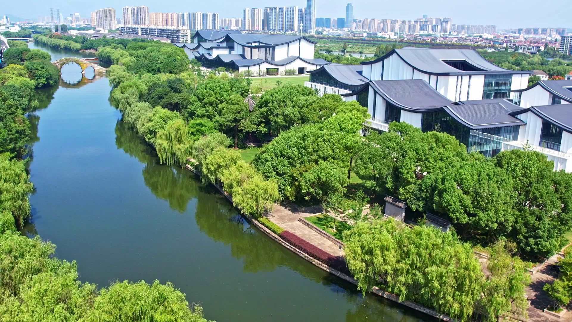 △浙東運河。今年9月20日，習(xí)近平總書記來到浙東運河文化園考察，強(qiáng)調(diào)“大運河文化是中國優(yōu)秀傳統(tǒng)文化的重要組成部分，要在保護(hù)、傳承、利用上下功夫，讓古老大運河煥發(fā)時代新風(fēng)貌”。