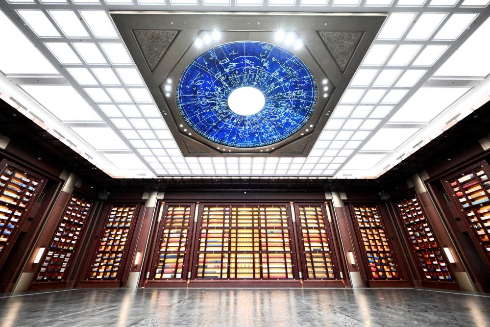 △中國國家版本館中央總館“文瀚閣”內(nèi)景。星空穹頂上是一幅宋代石刻天文圖，傳遞著“文瀚閣”的寓意：中華文明如星空般浩瀚璀璨。