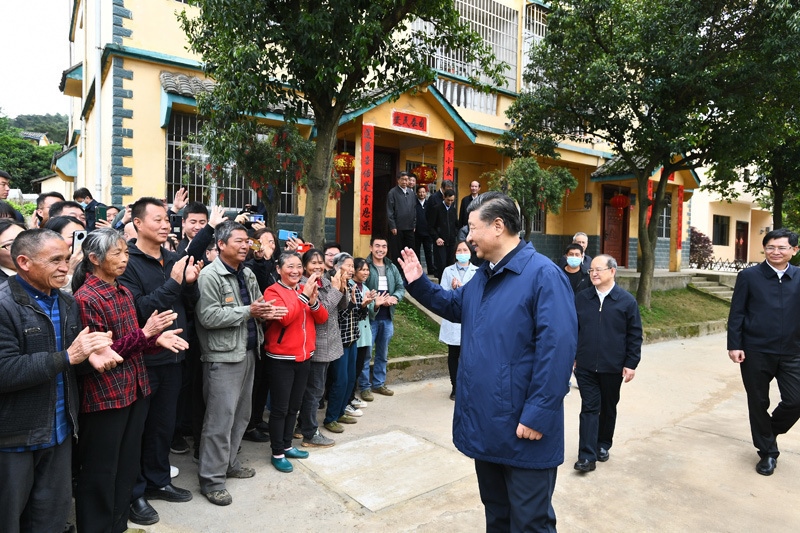2021年4月25日，習(xí)近平總書記在廣西桂林市全州縣才灣鎮(zhèn)毛竹山村考察時(shí)，同鄉(xiāng)親們親切交流。新華社記者 謝環(huán)馳 攝