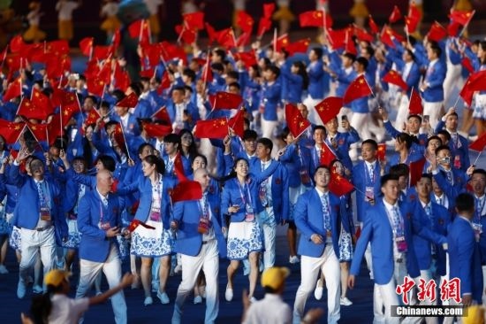 資料圖：9月23日，杭州第19屆亞運(yùn)會(huì)開(kāi)幕式舉行。中國(guó)代表團(tuán)身著星辰藍(lán)禮服驚艷亮相。<a target='_blank' href='/'><p align=