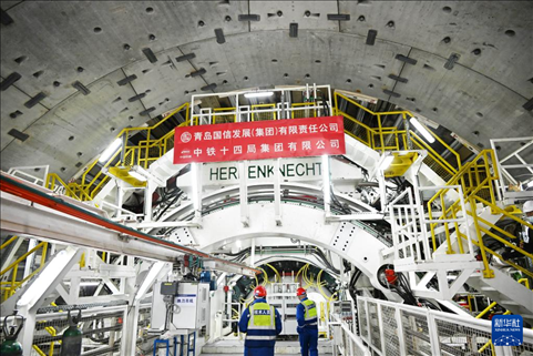 12月30日，中鐵十四局技術人員在盾構掘進開始前檢查“海天號”盾構機。新華社記者 李紫恒 攝