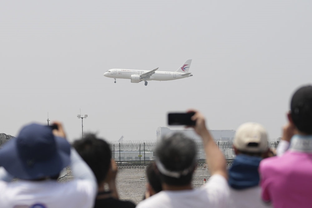 2023年5月28日，C919首個商業(yè)航班東航MU9191飛抵北京首都國際機(jī)場。新華社記者 鞠煥宗 攝