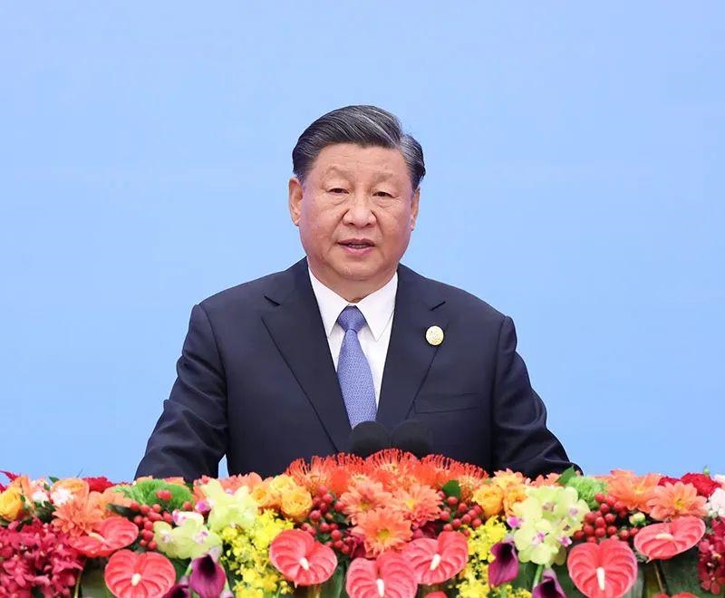 10月18日上午，習(xí)近平主席在北京人民大會(huì)堂出席第三屆“一帶一路”國(guó)際合作高峰論壇開幕式并發(fā)表題為《建設(shè)開放包容、互聯(lián)互通、共同發(fā)展的世界》的主旨演講。