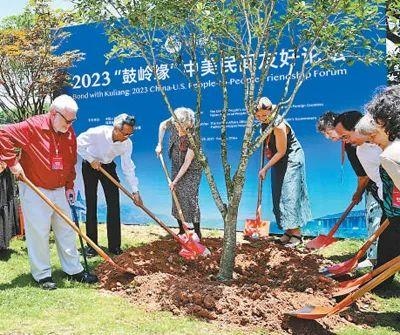 6月，2023“鼓嶺緣”中美民間友好論壇在福建省福州市舉辦。圖為出席“鼓嶺之友”座談會(huì)的中美各界人士在鼓嶺共同植樹留念。
