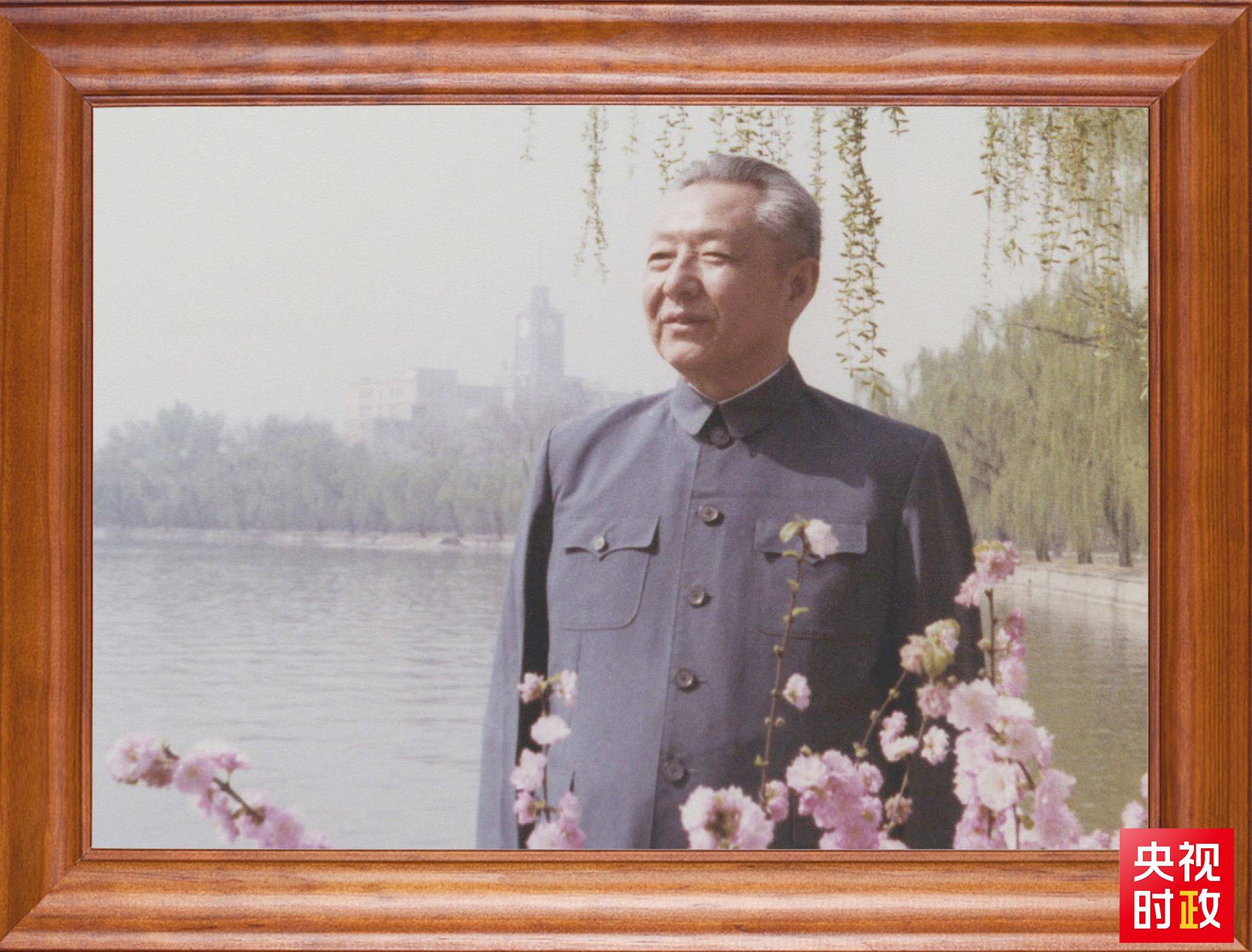 △這是習(xí)近平父親習(xí)仲勛同志的照片。2023年10月15日，是習(xí)仲勛同志誕辰110周年紀念日。這張照片第一次出現(xiàn)在他的書架上。