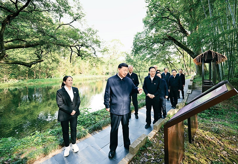 2023年10月10日至13日，中共中央總書(shū)記、國(guó)家主席、中央軍委主席習(xí)近平在江西考察。這是11日下午，習(xí)近平在上饒市婺源縣秋口鎮(zhèn)王村石門自然村考察時(shí)，了解饒河源國(guó)家濕地公園和極度瀕危鳥(niǎo)類藍(lán)冠噪鹛保護(hù)等情況。 新華社記者 謝環(huán)馳/攝
