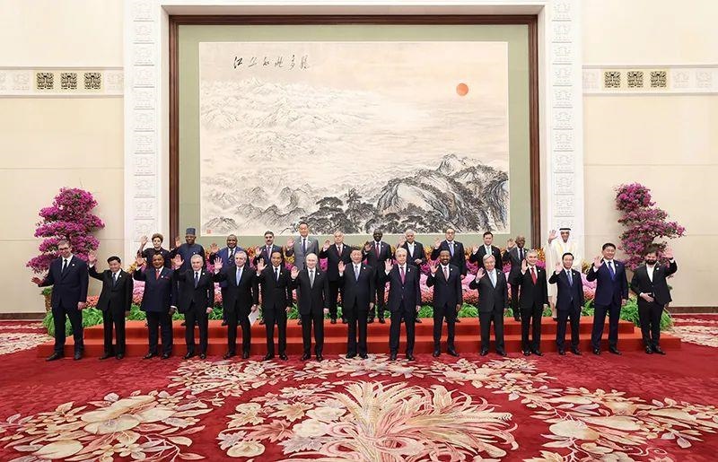 10月18日，習(xí)近平主席在北京人民大會(huì)堂出席第三屆“一帶一路”國(guó)際合作高峰論壇開幕式并發(fā)表主旨演講。這是習(xí)近平同國(guó)際貴賓集體合影。