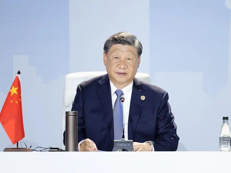 當(dāng)?shù)貢r(shí)間8月24日，習(xí)近平主席在南非約翰內(nèi)斯堡出席金磚國(guó)家領(lǐng)導(dǎo)人第十五次會(huì)晤特別記者會(huì)。