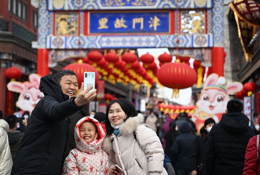 2023年1月26日，農(nóng)歷大年初五，游客在天津古文化街留影。新華社記者 趙子碩 攝