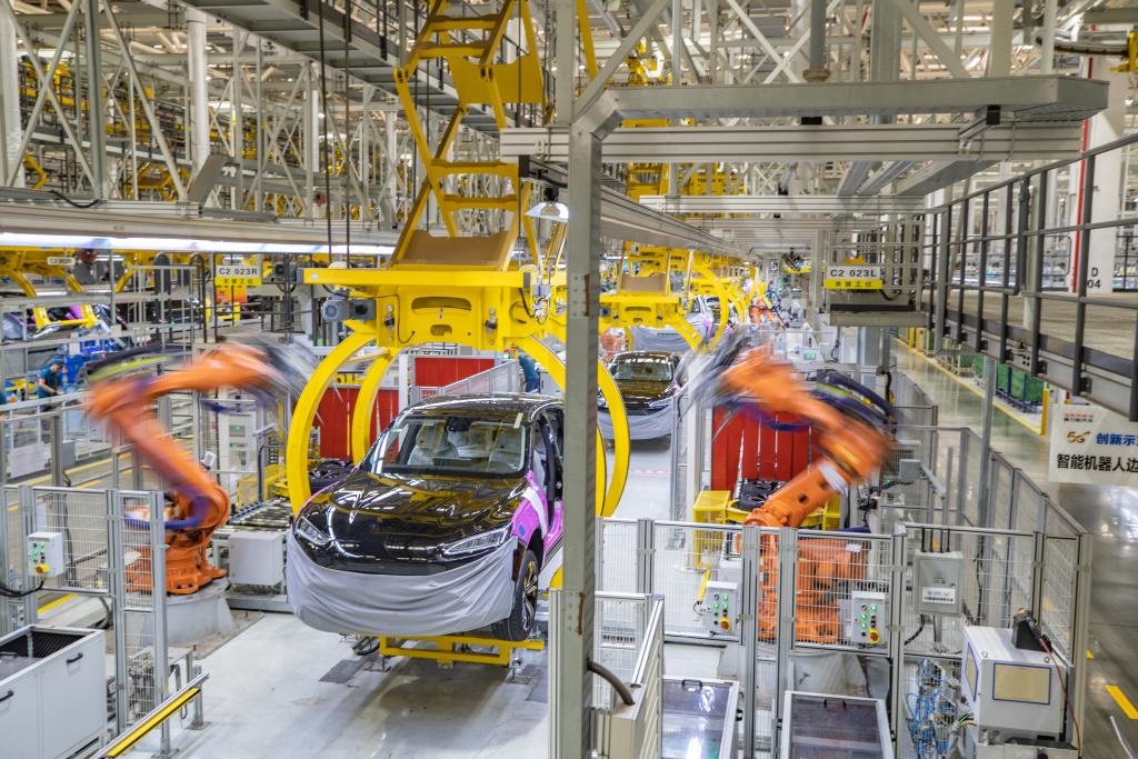 這是2023年8月29日拍攝的賽力斯汽車有限公司兩江智慧工廠作業(yè)現(xiàn)場。新華社記者 黃偉 攝