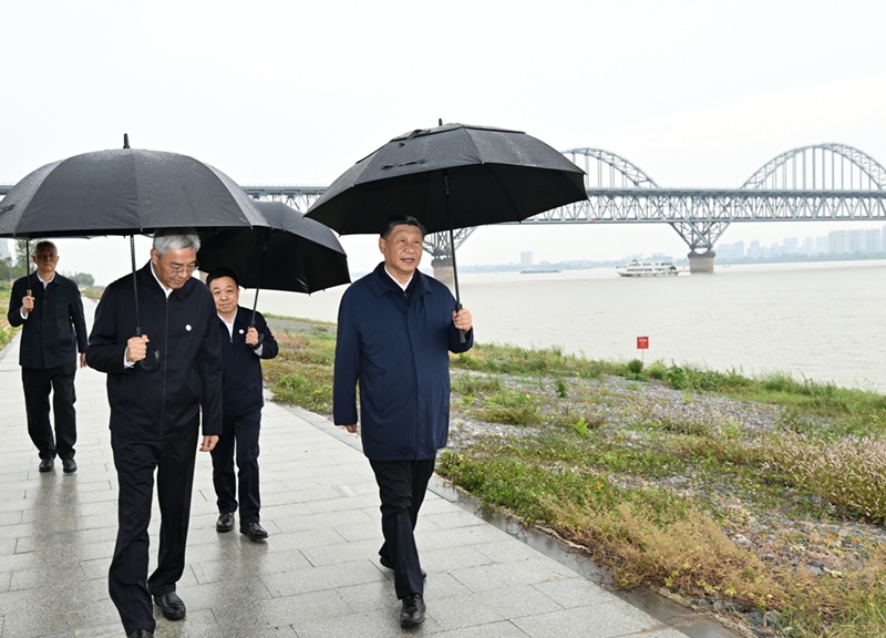 2023年10月10日，習(xí)近平在長江國家文化公園九江城區(qū)段考察時，冒雨沿江堤步行察看沿岸風(fēng)貌。