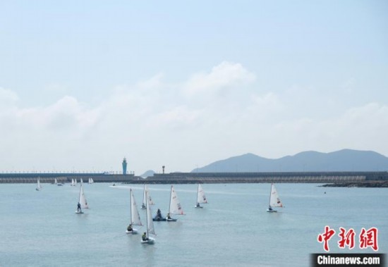 浙江象山，杭州亞運會帆船項目運動員揚帆起航。林波 攝