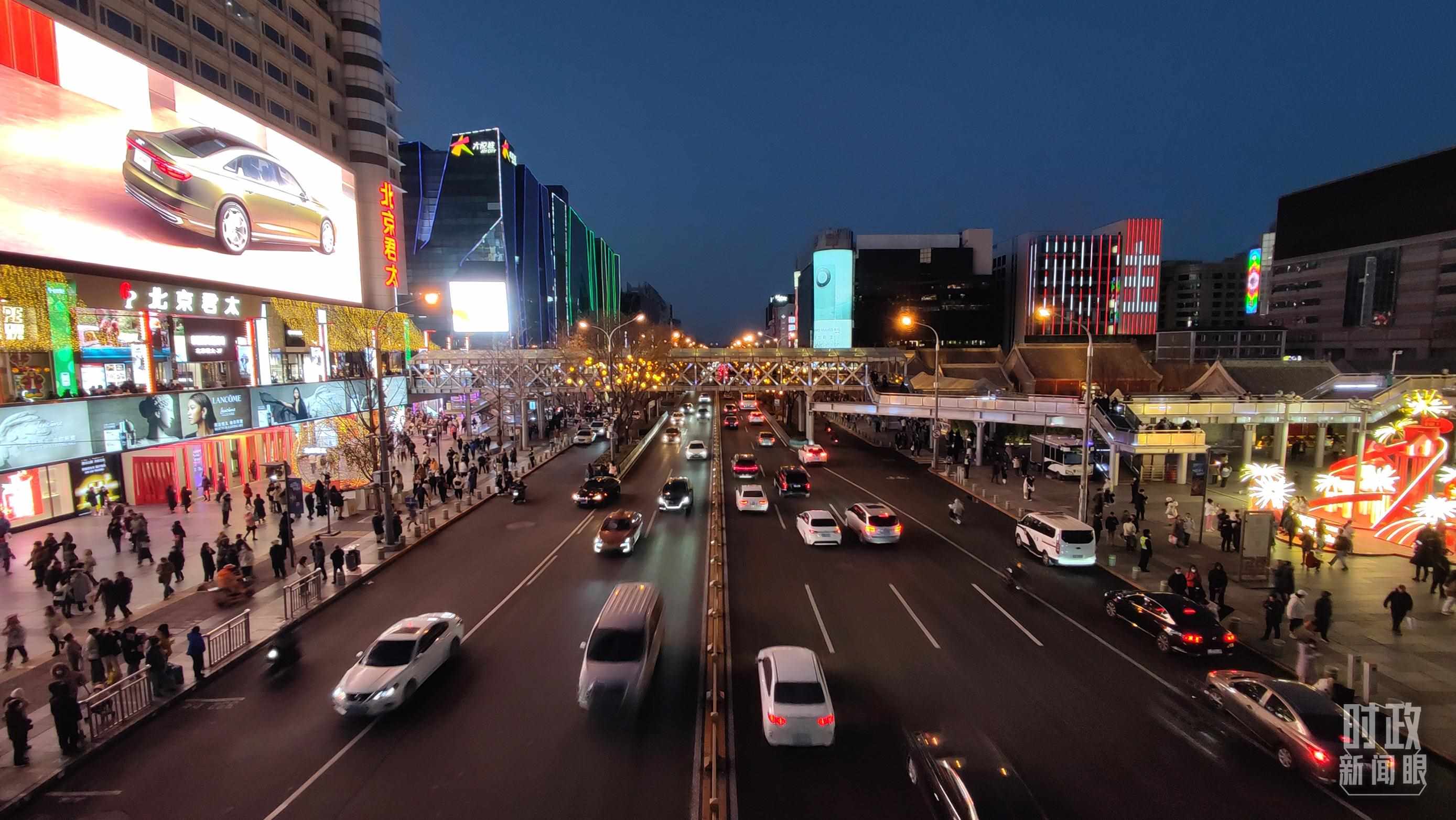 △2023年12月31日，北京西單商業(yè)街區(qū)。（總臺(tái)央視記者薛冠南拍攝）