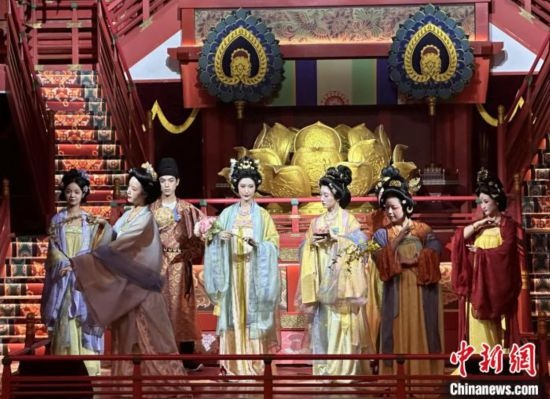 2023年12月31日晚間，在長安十二時(shí)辰主題街區(qū)進(jìn)行的漢服表演。 中新社記者 張一辰 攝