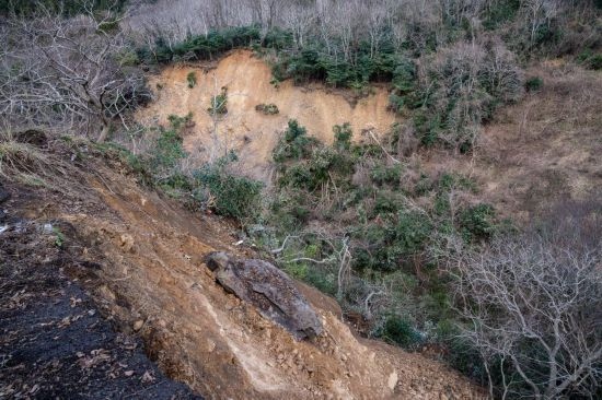  1月2日，在日本石川縣羽咋郡，地震引起山體滑坡。新華社記者張笑宇攝