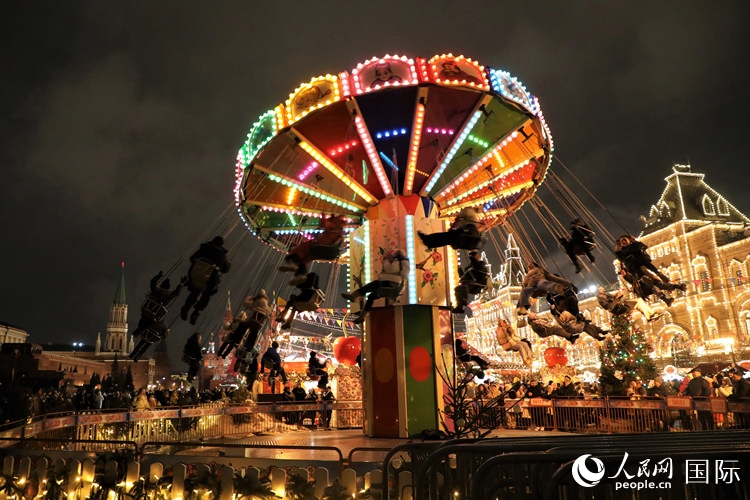 位于莫斯科紅場中央的“古姆”新年集市。人民網(wǎng)記者 隋鑫攝