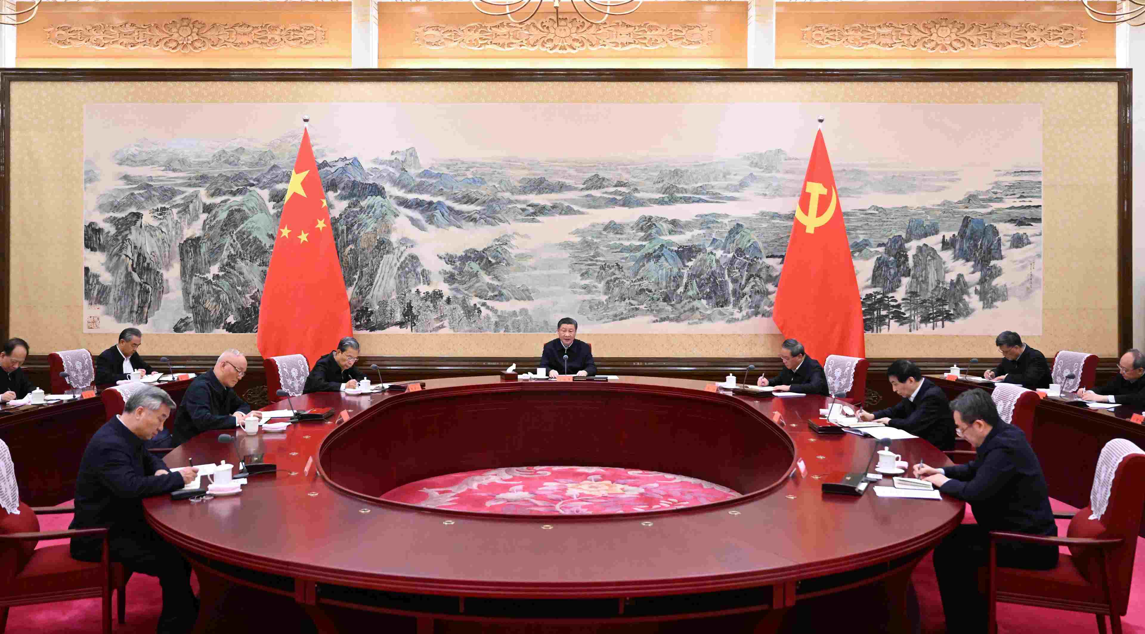 2023年12月21日至22日，中共中央政治局召開(kāi)學(xué)習(xí)貫徹習(xí)近平新時(shí)代中國(guó)特色社會(huì)主義思想主題教育專(zhuān)題民主生活會(huì)，中共中央總書(shū)記習(xí)近平主持會(huì)議并發(fā)表重要講話。