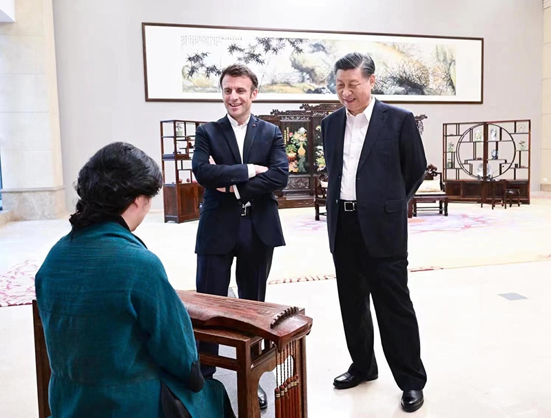 2023年4月7日，習(xí)近平主席在廣東省廣州市松園同法國總統(tǒng)馬克龍舉行非正式會晤。這是兩國元首在白云廳欣賞古琴演奏。
