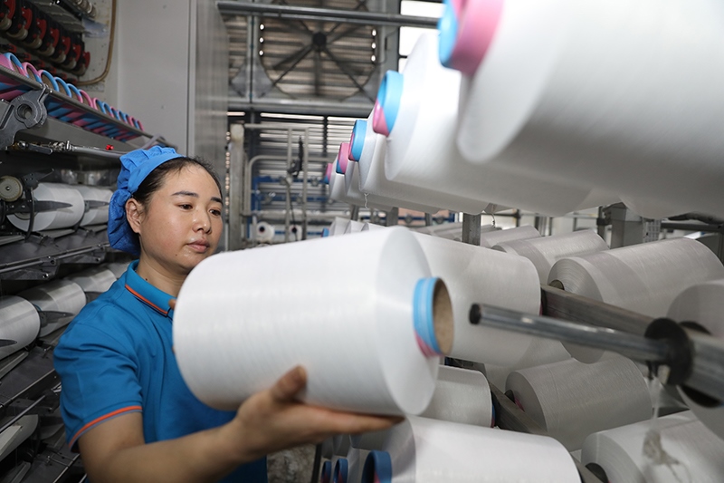 1月2日，江蘇省淮安市洪澤區(qū)一紡織企業(yè)生產(chǎn)車間開工生產(chǎn)，趕制訂單。