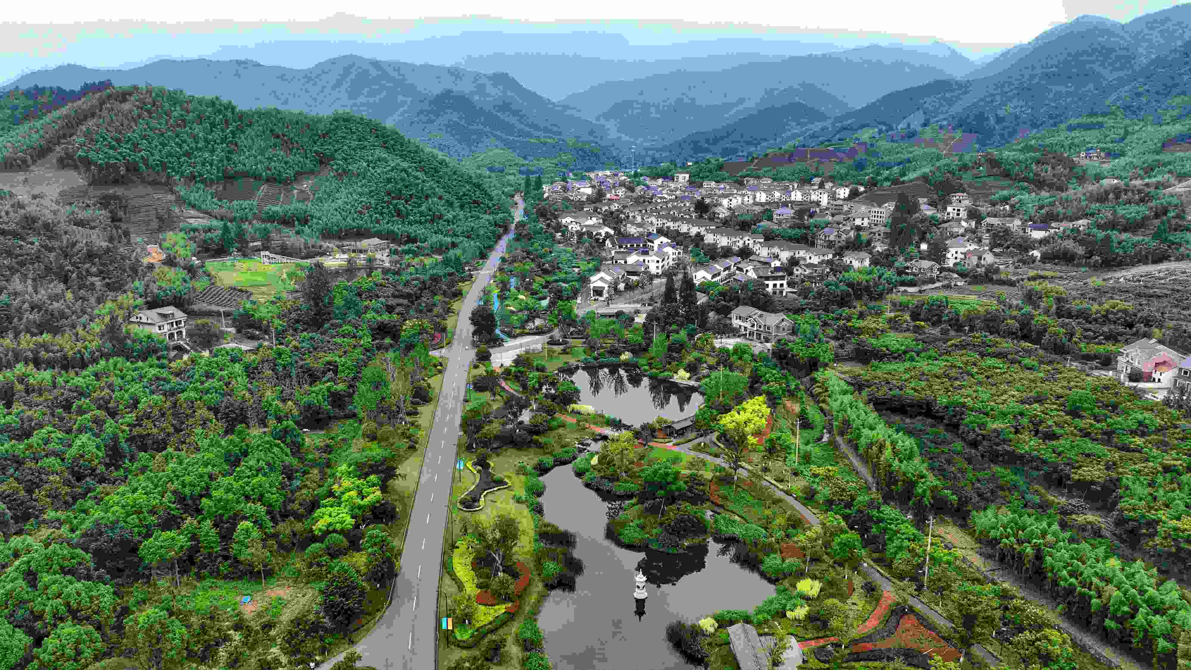 2023年6月6日，杭州余杭區(qū)徑山鎮(zhèn)鄉(xiāng)村，生態(tài)碧水、沿路花海與村莊農(nóng)房相映成趣，構(gòu)成一幅美麗的山水田園畫(huà)。