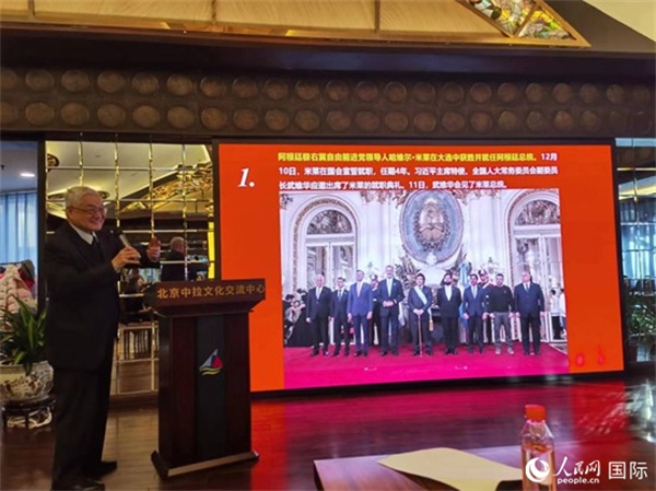 中國社會科學(xué)院榮譽(yù)學(xué)部委員、研究員徐世澄就評選結(jié)果進(jìn)行點(diǎn)評。人民網(wǎng)記者 魯揚(yáng)攝