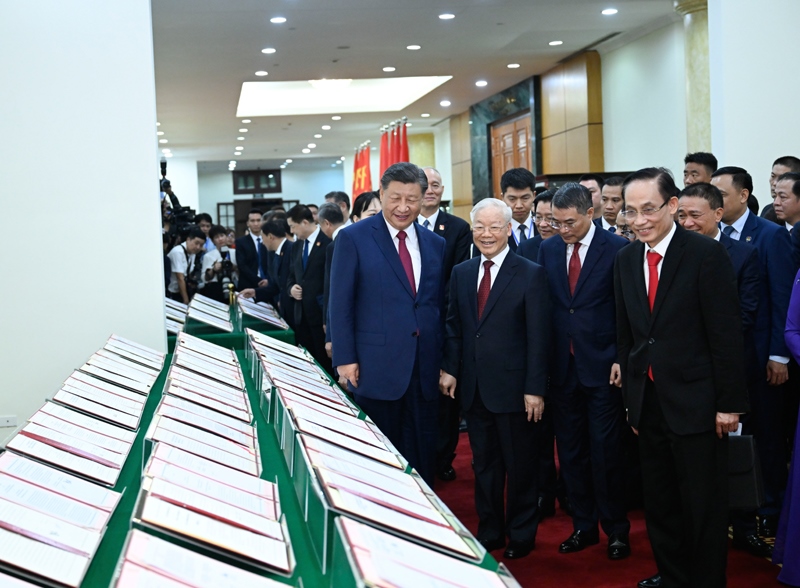 當?shù)貢r間2023年12月12日下午，剛剛抵達河內的中共中央總書記、國家主席習近平在越共中央駐地同越共中央總書記阮富仲舉行會談。這是會談后，兩黨總書記共同見證雙方簽署的雙邊合作文件展示。