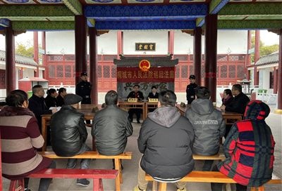  圖③：庭審在謝氏祠堂內(nèi)進行。