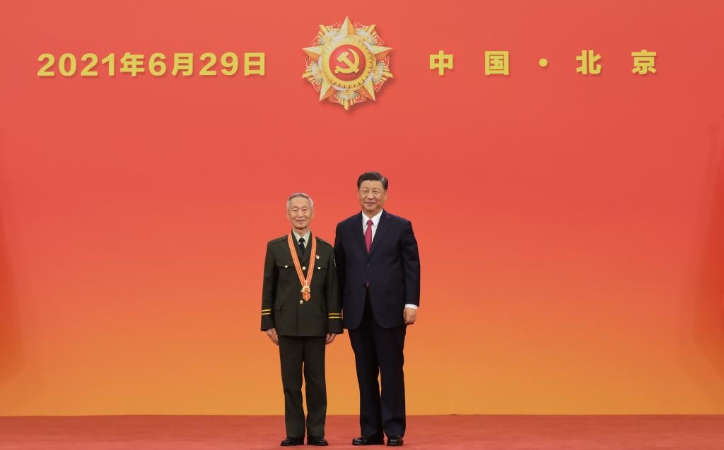 2021年6月29日，習(xí)近平總書記向“七一勛章”獲得者崔道植頒授勛章。新華社記者 李學(xué)仁 攝