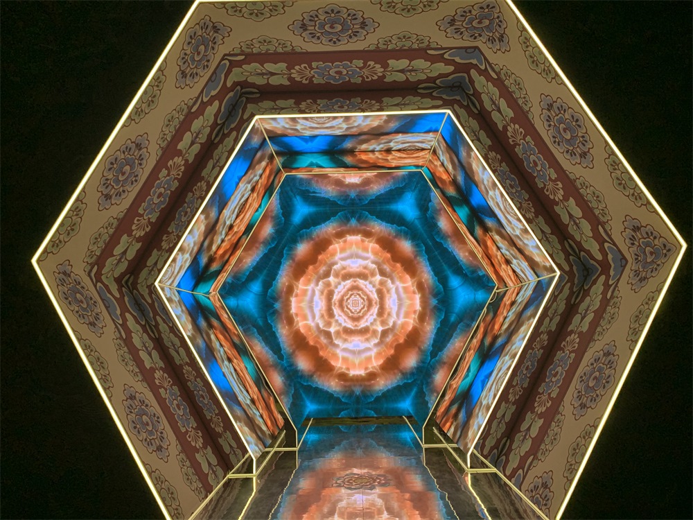 中國國家博物館“華彩萬象——石窟藝術(shù)沉浸體驗(yàn)”現(xiàn)場。人民網(wǎng)記者 韋衍行攝