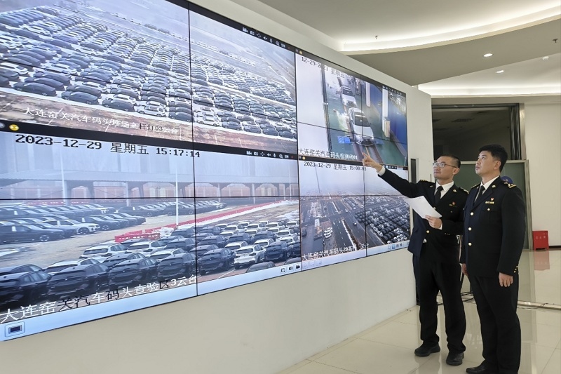 海關(guān)關(guān)員視頻巡查出口汽車場地。李進(jìn)攝