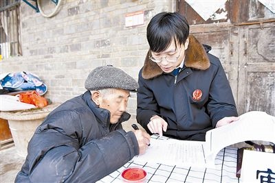  圖③：當(dāng)事人簽署調(diào)解協(xié)議。