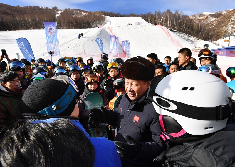 2017年1月23日，習(xí)近平總書記在云頂滑雪場同正在集訓(xùn)的國家滑雪隊運動員及滑雪愛好者親切交談。