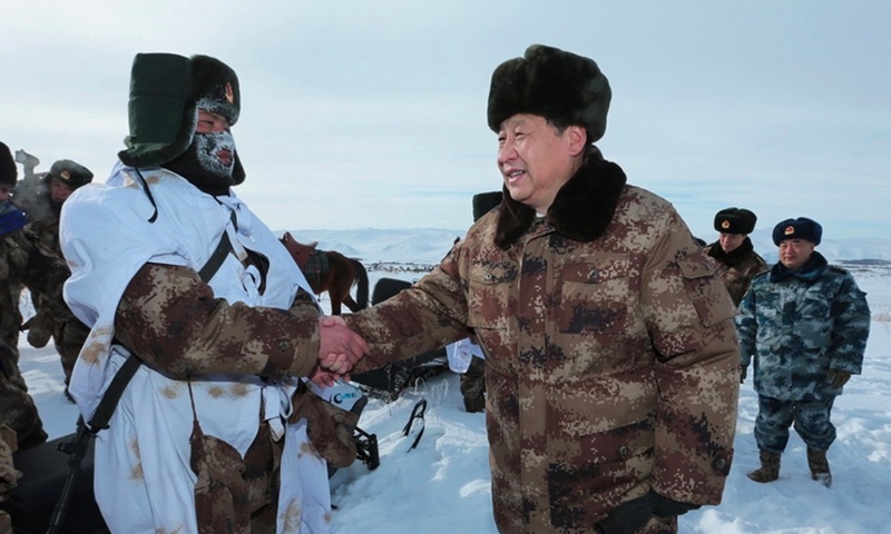 2014年1月26日，習(xí)近平總書記春節(jié)前夕冒嚴(yán)寒踏冰雪慰問邊防官兵。