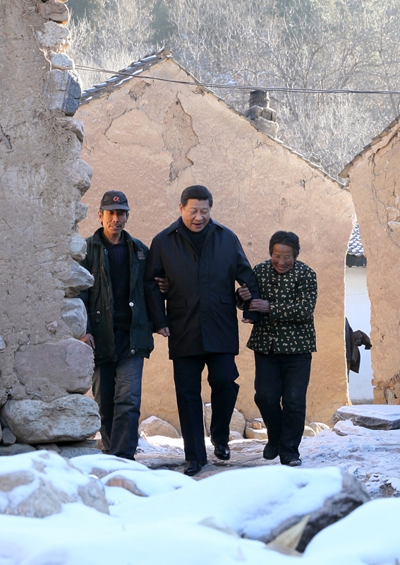 2012年12月30日，習(xí)近平總書記來到地處深山的河北阜平駱駝灣村，走進(jìn)困難群眾唐宗秀家慰問看望。