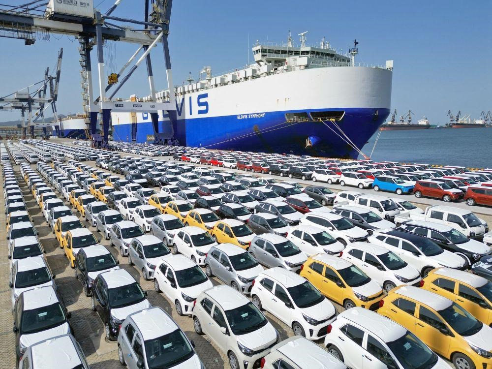 △2023年7月5日，大批出口商品車集結(jié)山東煙臺(tái)港準(zhǔn)備通過汽車滾裝船發(fā)運(yùn)。