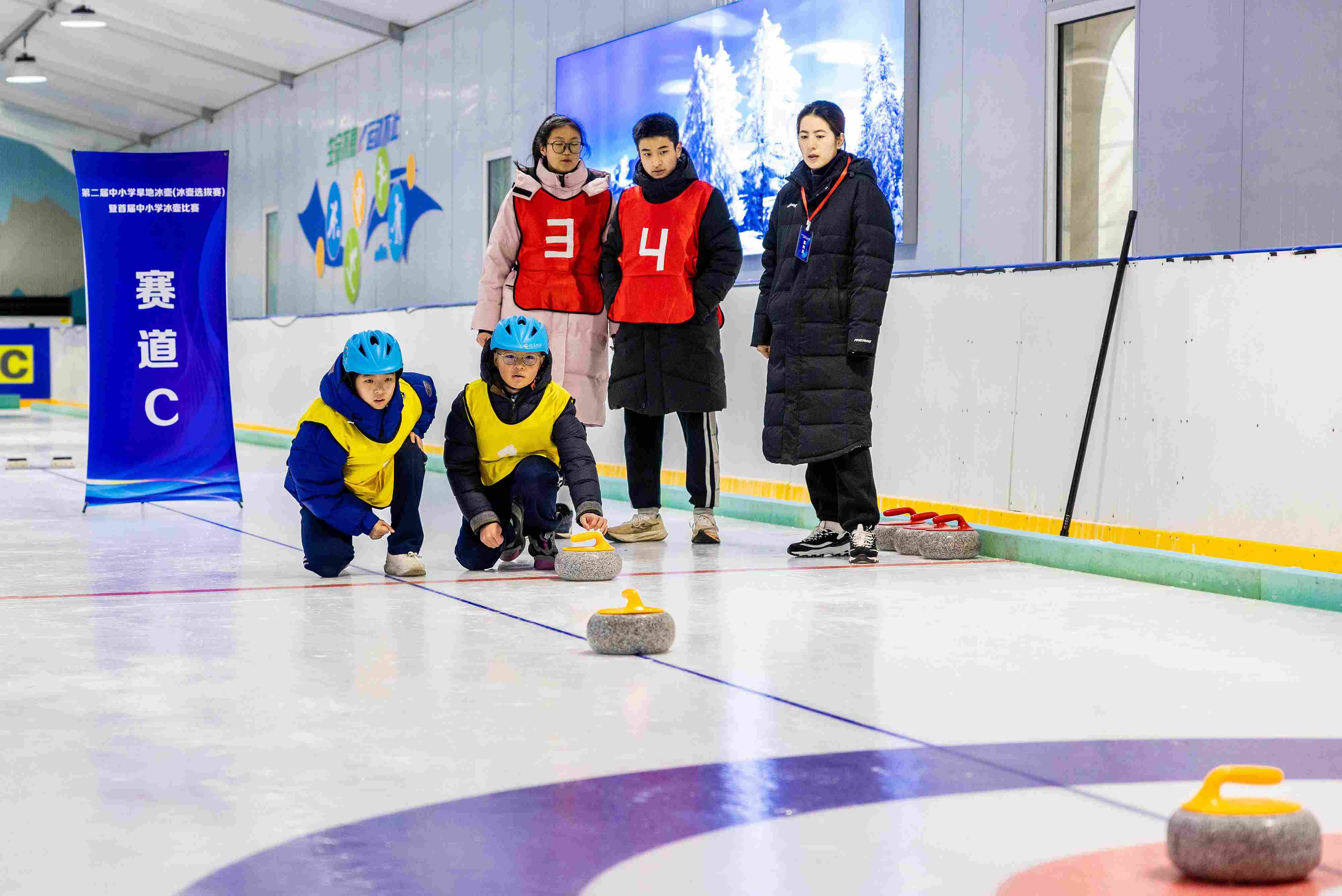 2023年12月10日，參賽選手在呼和浩特首屆中小學冰壺比賽中投擲冰壺。