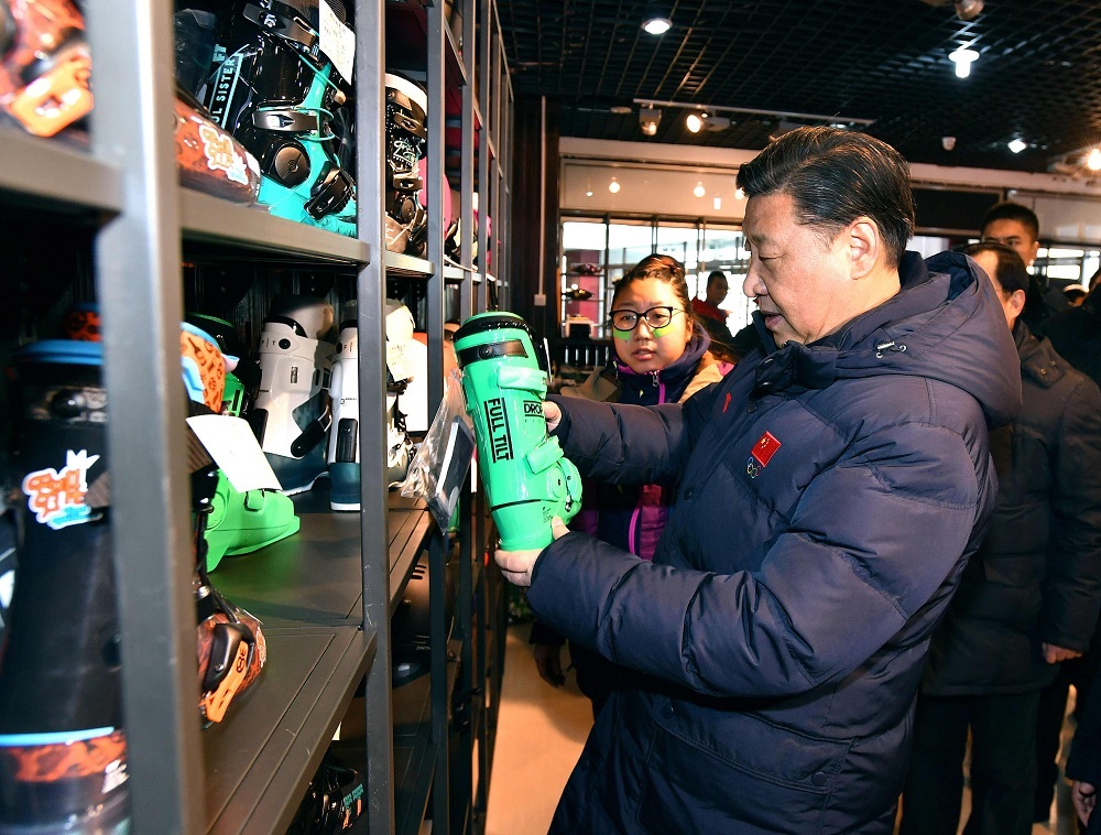2017年1月23日，習(xí)近平總書記在河北省張家口市云頂滑雪場雪具大廳了解各式雪具的不同功用。