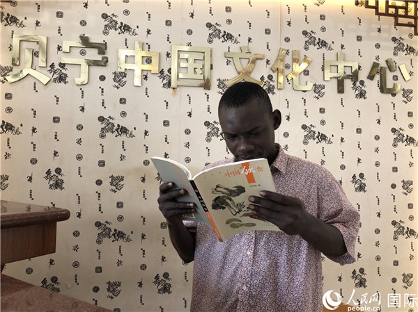 貝寧人在文化中心閱讀中國圖書。人民網(wǎng)記者 黃培昭攝