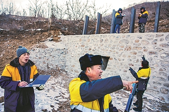 1月15日，門(mén)頭溝區(qū)妙峰山鎮(zhèn)，來(lái)自中國(guó)鐵路北京局的單秀松（左二）與同事正在鐵路線(xiàn)上進(jìn)行防洪隱患排查工作。