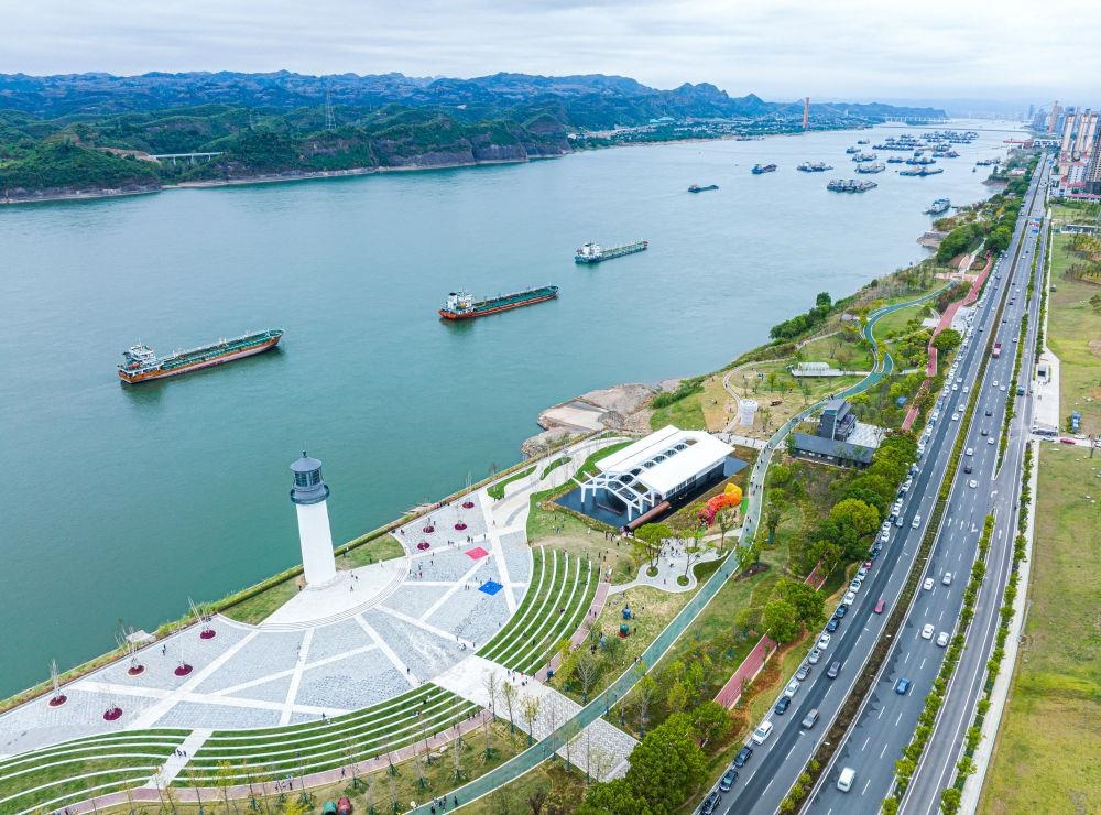 △湖北宜昌市濱江公園燈塔廣場(chǎng)。該廣場(chǎng)是在實(shí)施岸線復(fù)綠等綜合措施后，由老舊碼頭改造而成。