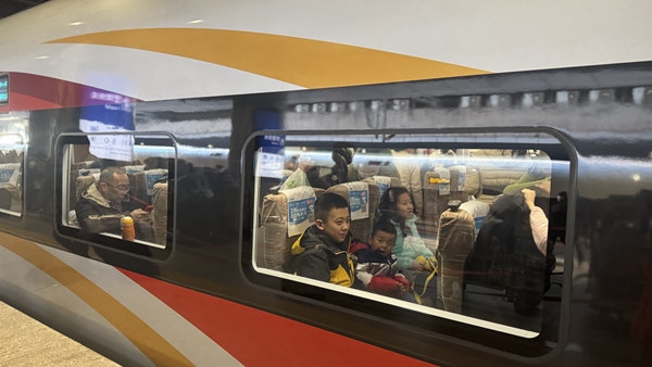 旅客乘坐高鐵列車。中國鐵路北京局供圖